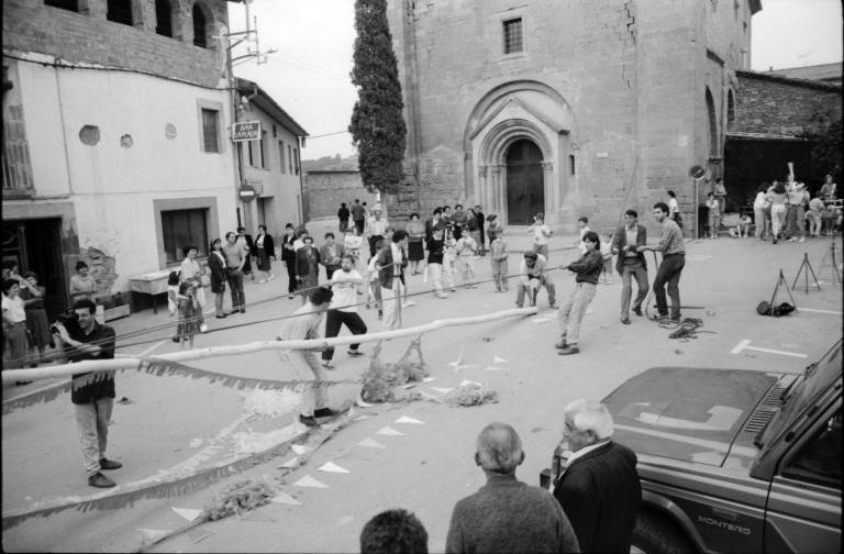 Alçant l'Arbre de Maig. Fota: Pep Sala