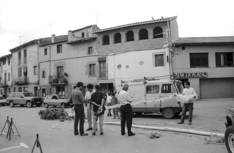 Alçant l'Arbre de Maig. Fota: Pep Sala