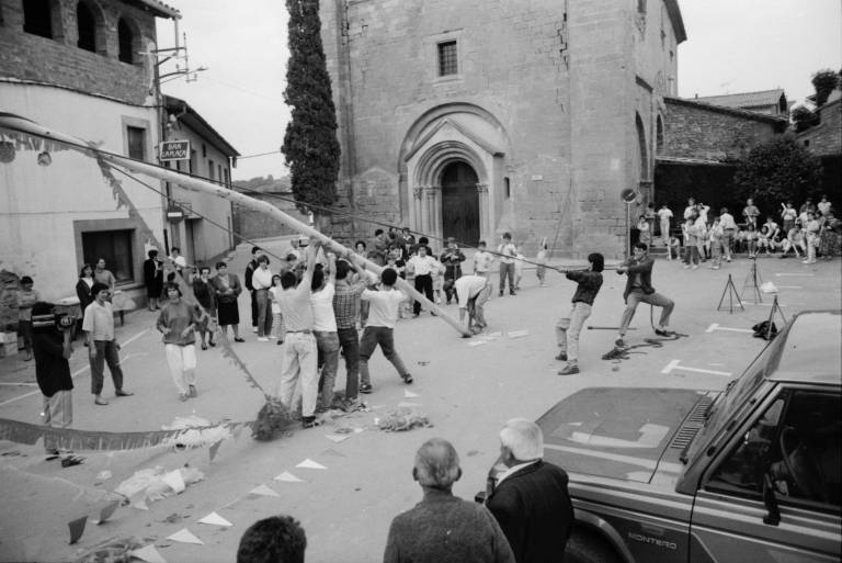 Alçant l'Arbre de Maig. Fota: Pep Sala