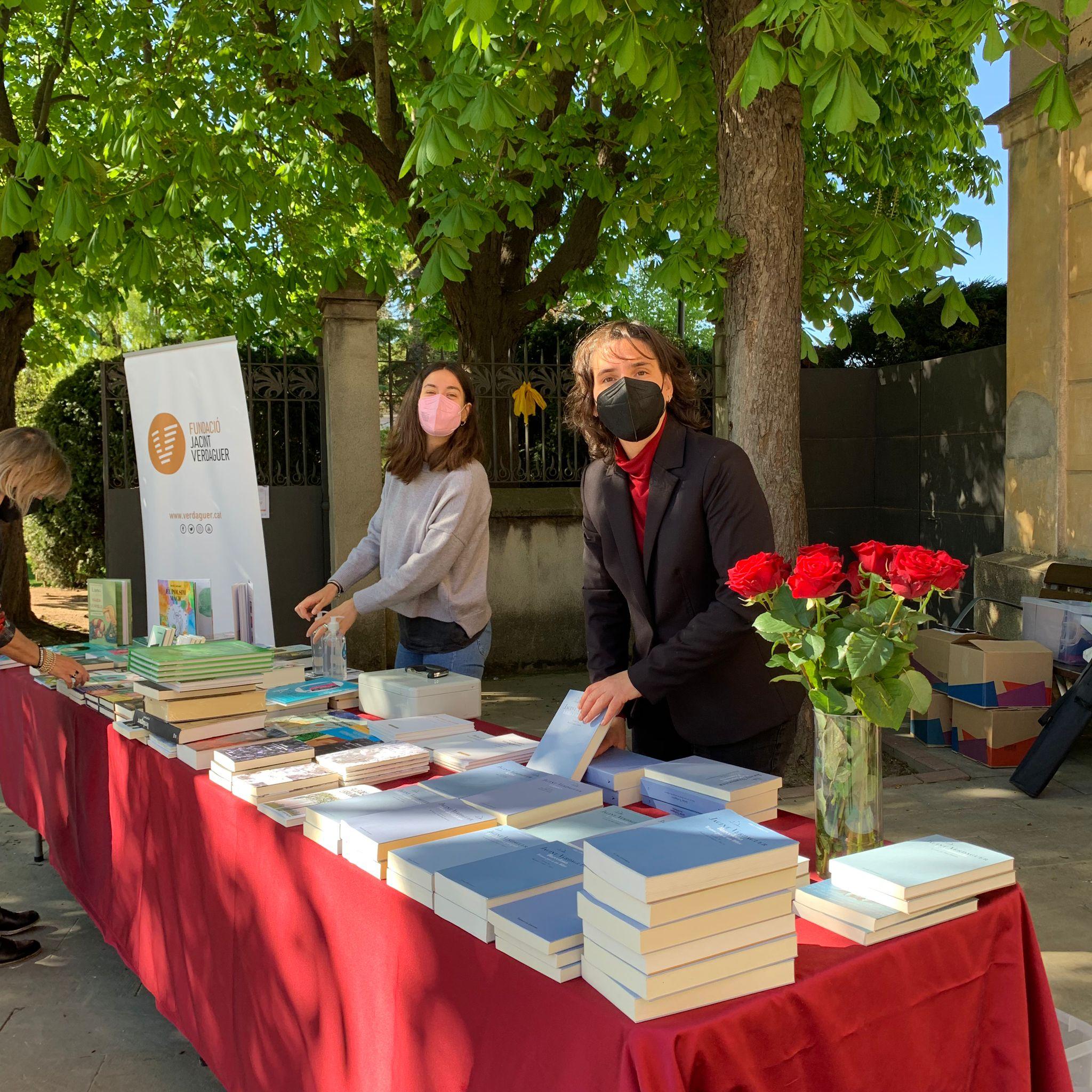 Llibres, lectures i roses per Sant Jordi
