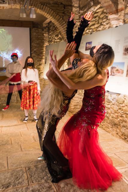 Empara Rosselló desplega una acció artística sobre l’Atlàntida a la Casa Museu Verdaguer