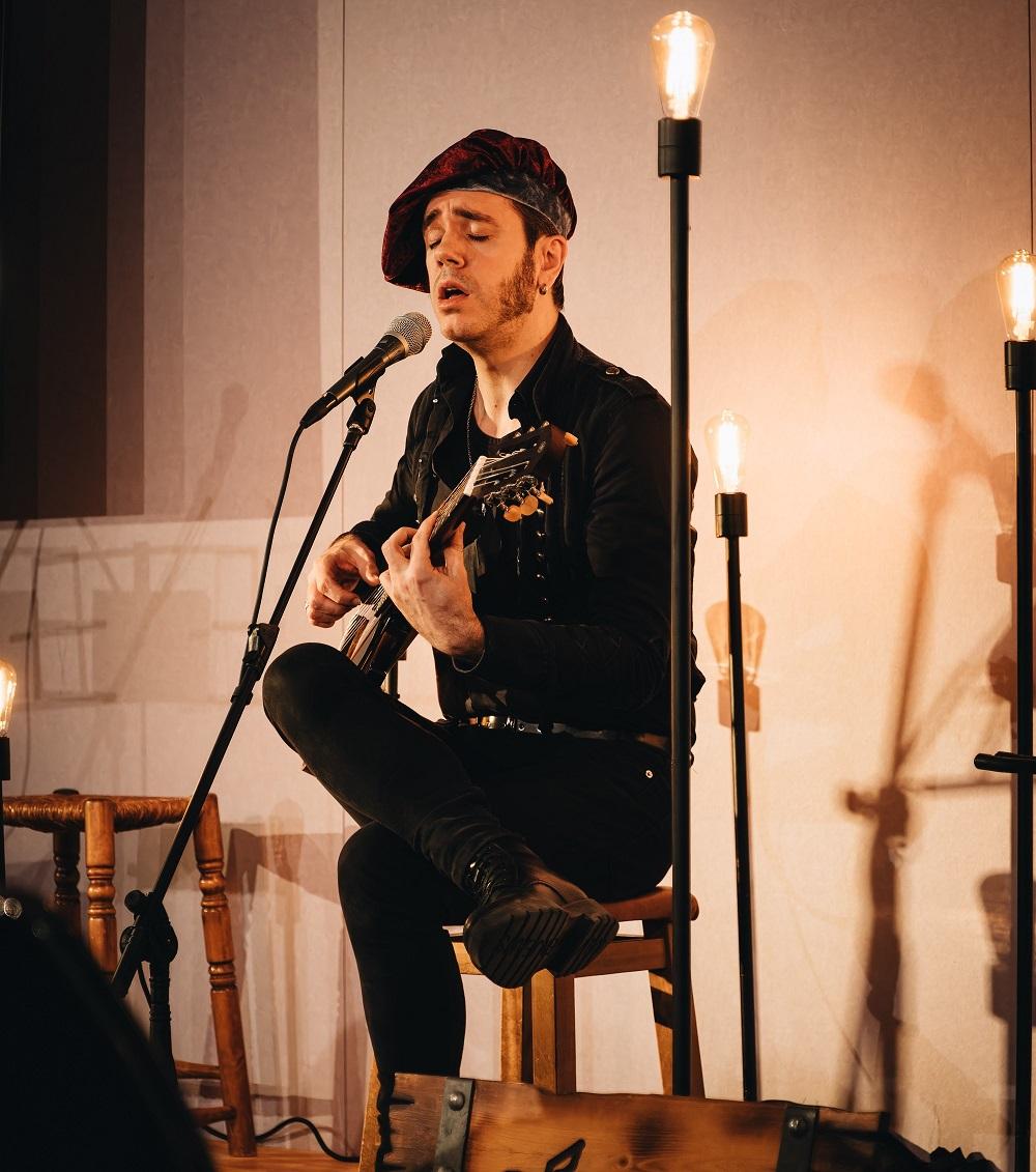 Dolors Rusiñol i Arnau Tordera posen veu i música a la presentació d'Escenaris de la Història a Folgueroles