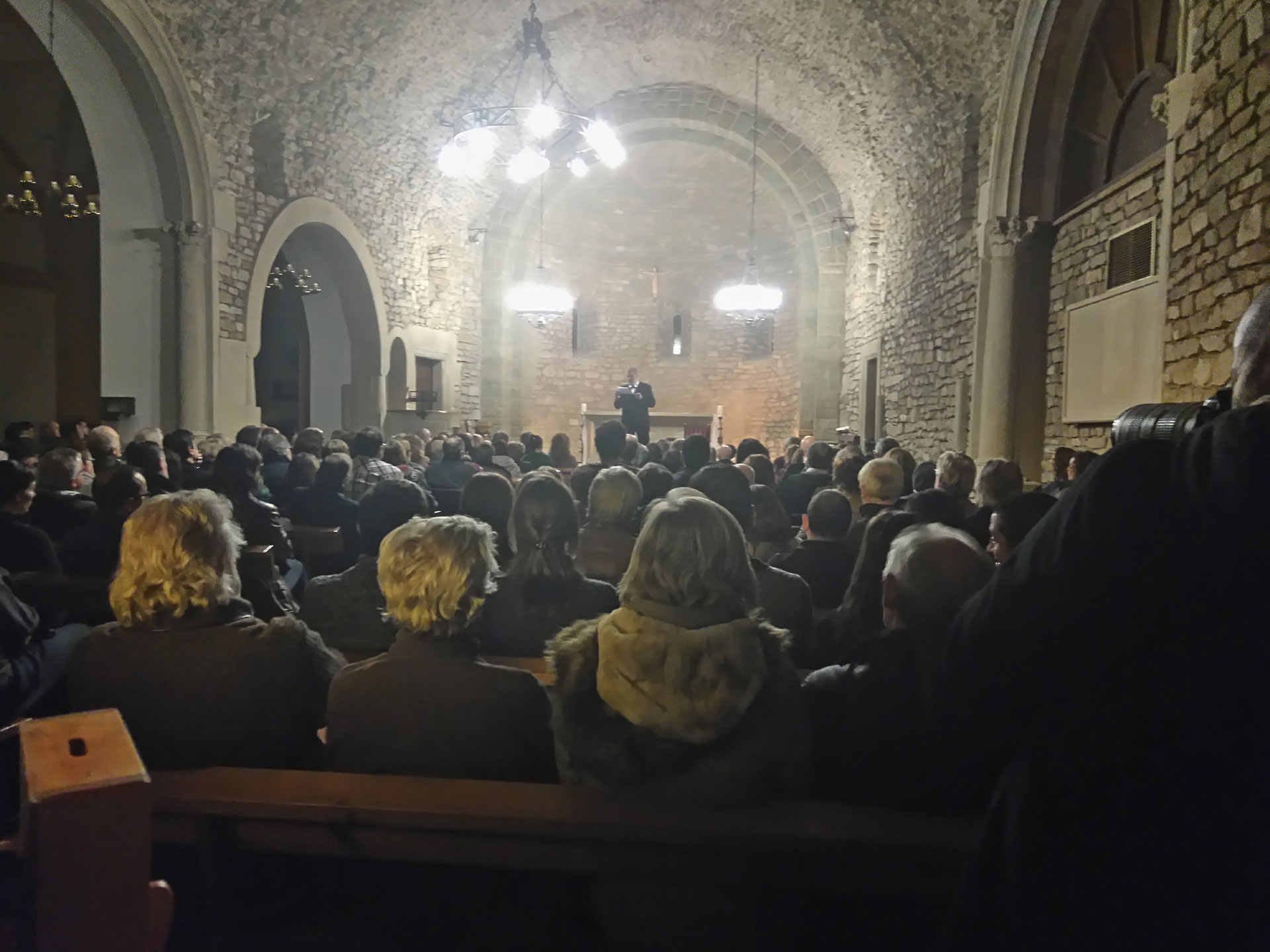 Canigó dit per Lluís Soler reté l'alè de 200 persones a l'església de Folgueroles