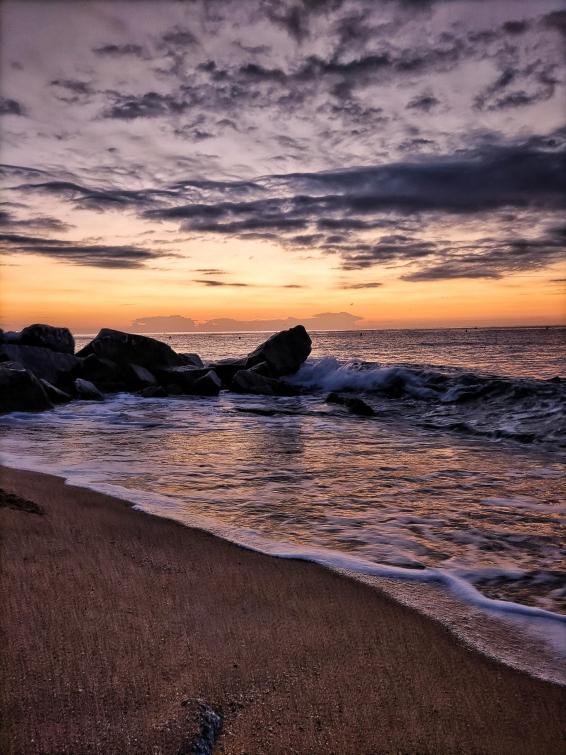La sortida del sol des de la platja de Caldes d'Estrac.